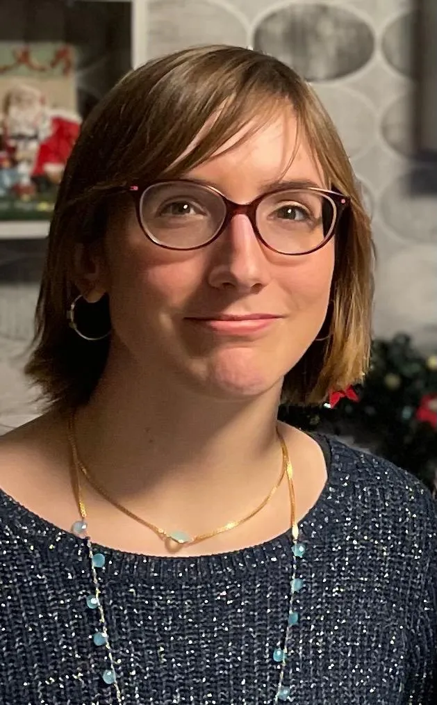 Portrait de Vanessa Noizet portant des lunettes.