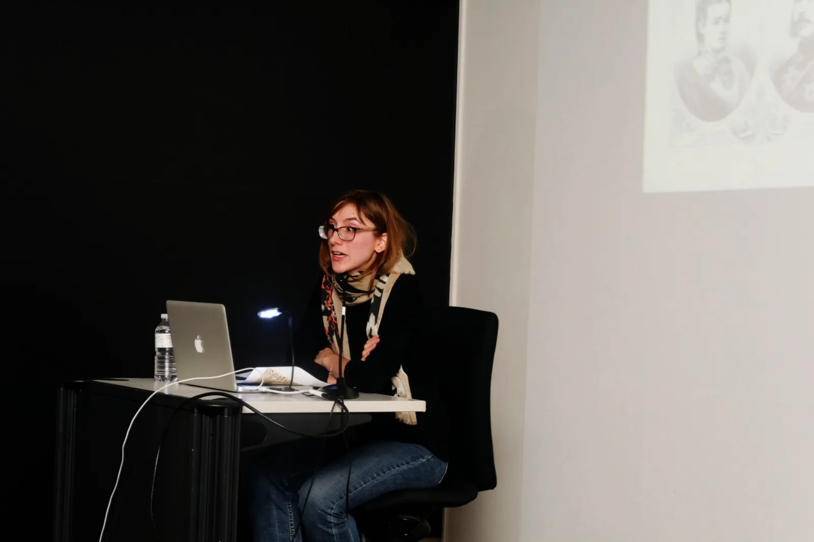 Vanessa Noizet lors d’une conférence, assise face à un ordinateur portable.