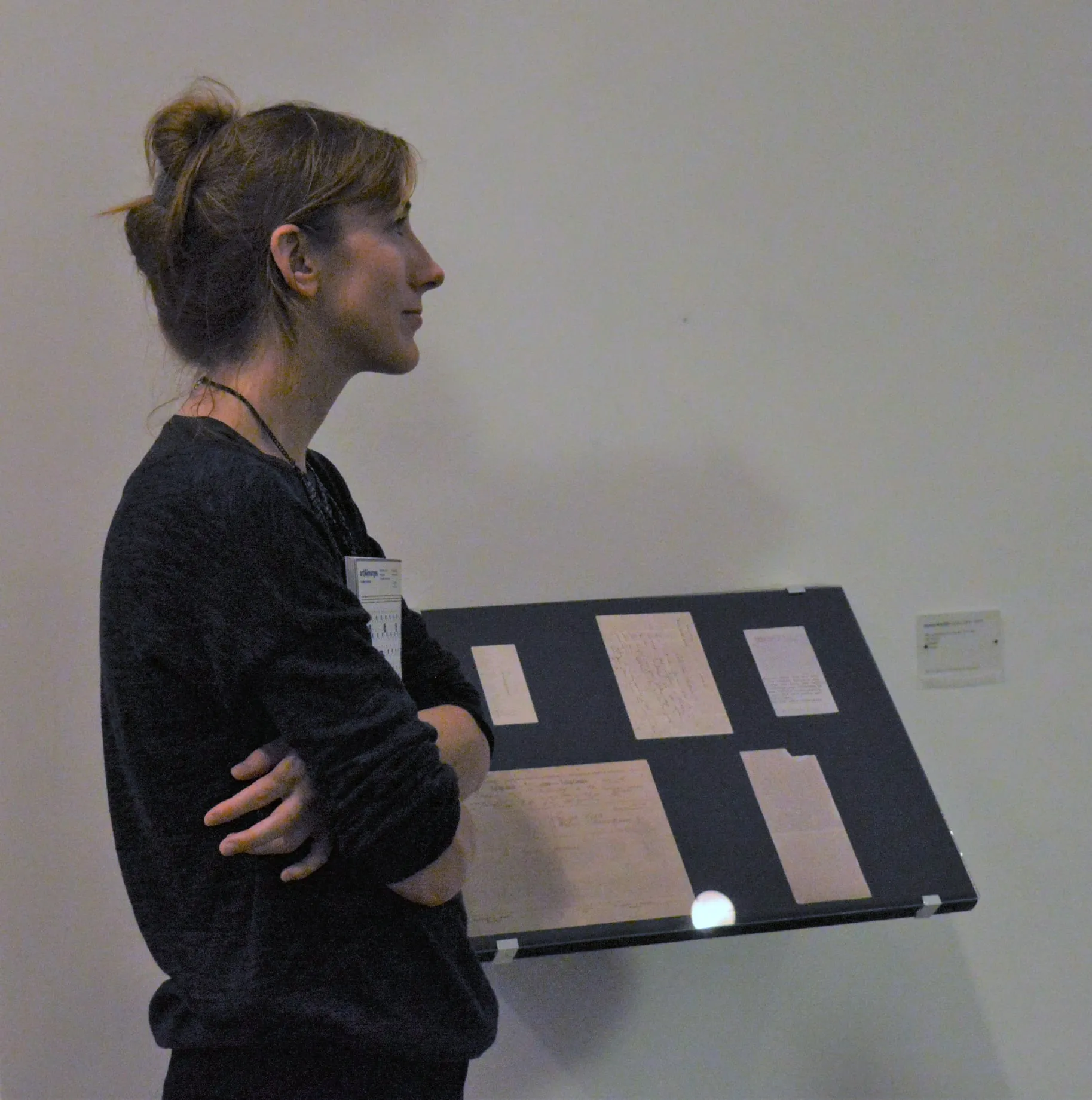 Portrait de Vanessa Noizet, devant une œuvre d'archives